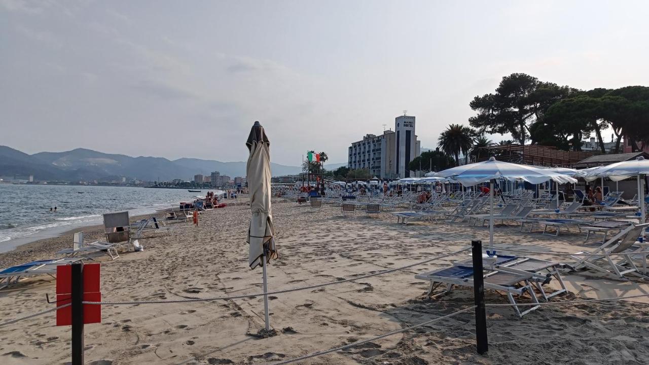 Karina, To The Beach With Terrace And Private Parking Savona Kültér fotó